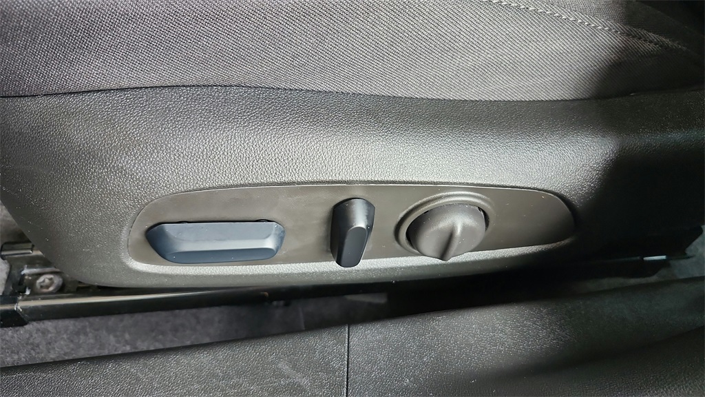Vehicle image 27 of 40