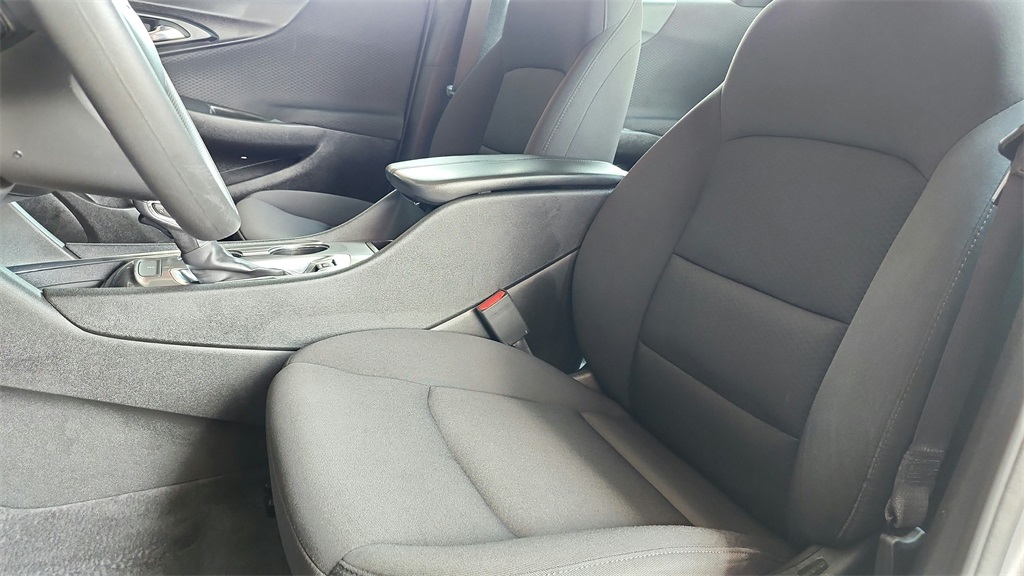 Vehicle image 10 of 40