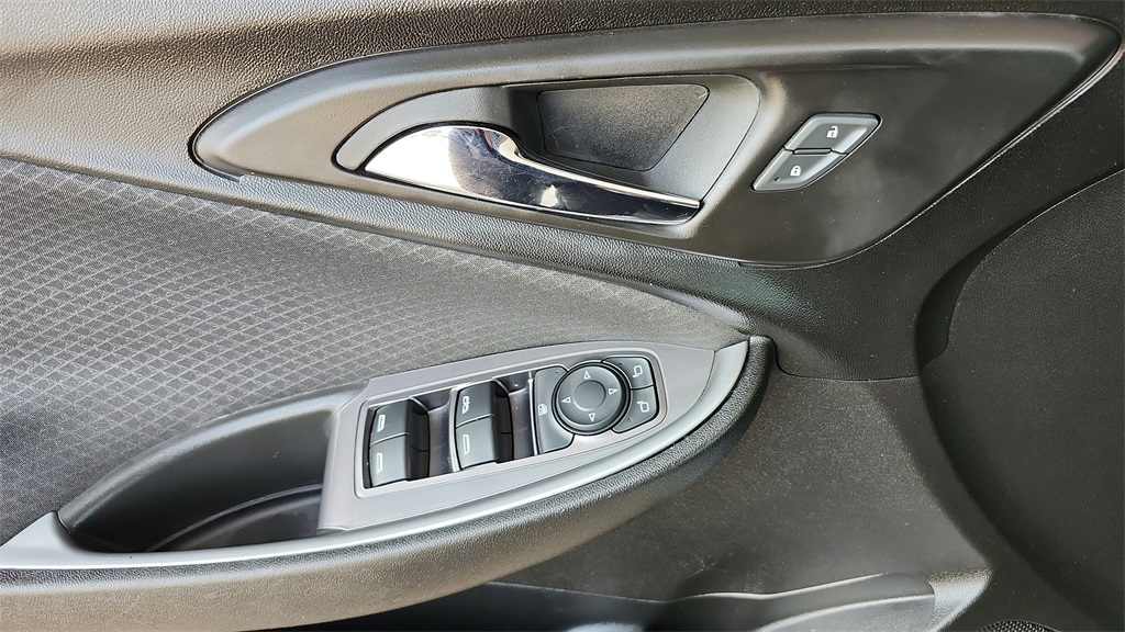 Vehicle image 28 of 40