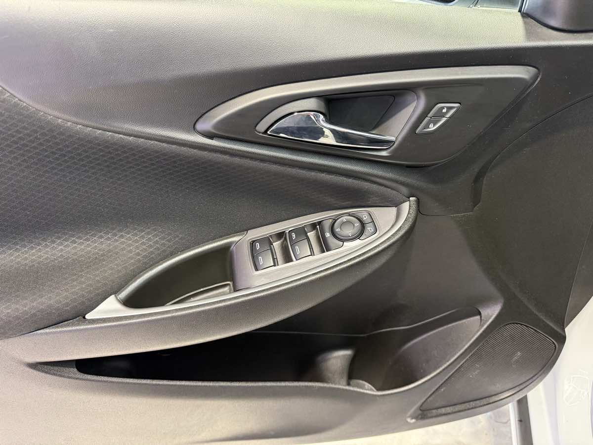 Vehicle image 33 of 45