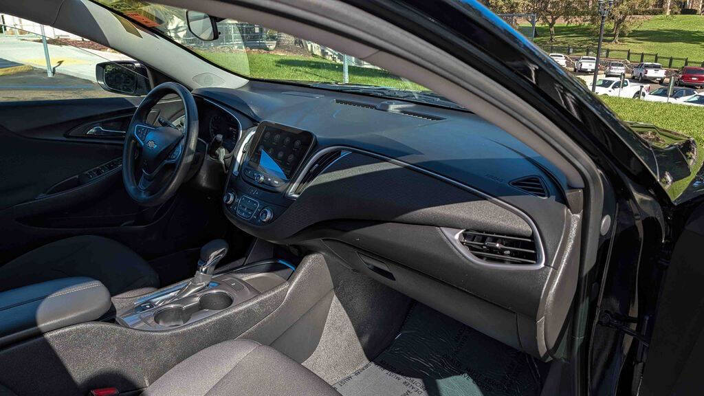 2023 Chevrolet Malibu LT Image 17 of 30