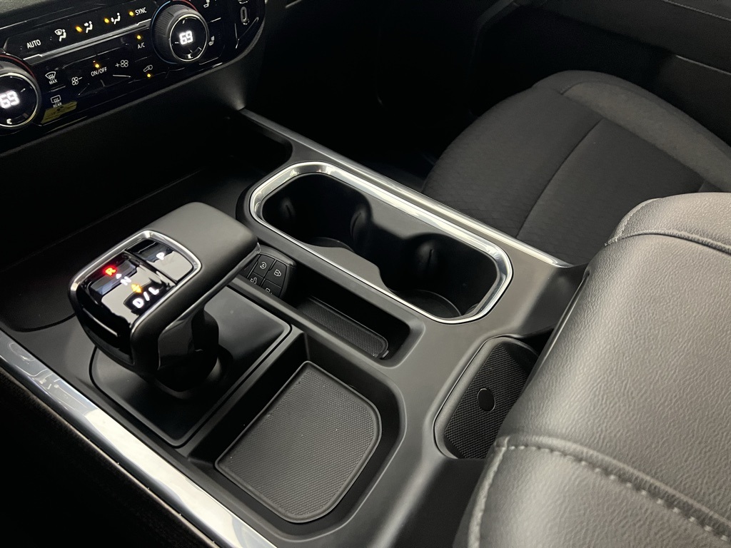 Vehicle image 27 of 33