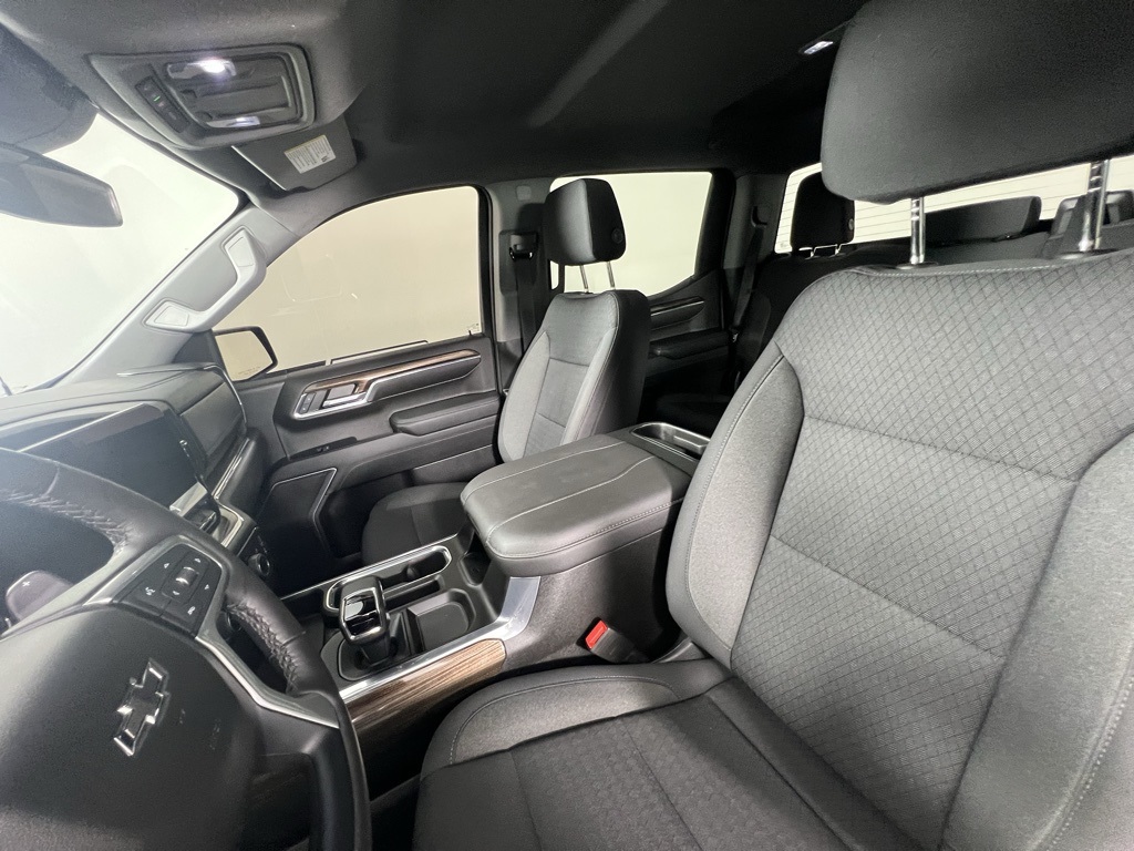 Vehicle image 31 of 33