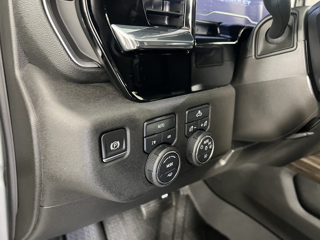 Vehicle image 21 of 33