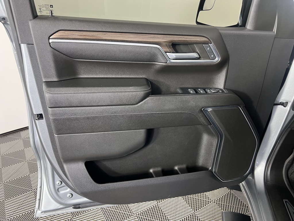 Vehicle image 13 of 33