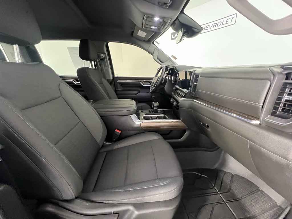 Vehicle image 17 of 33