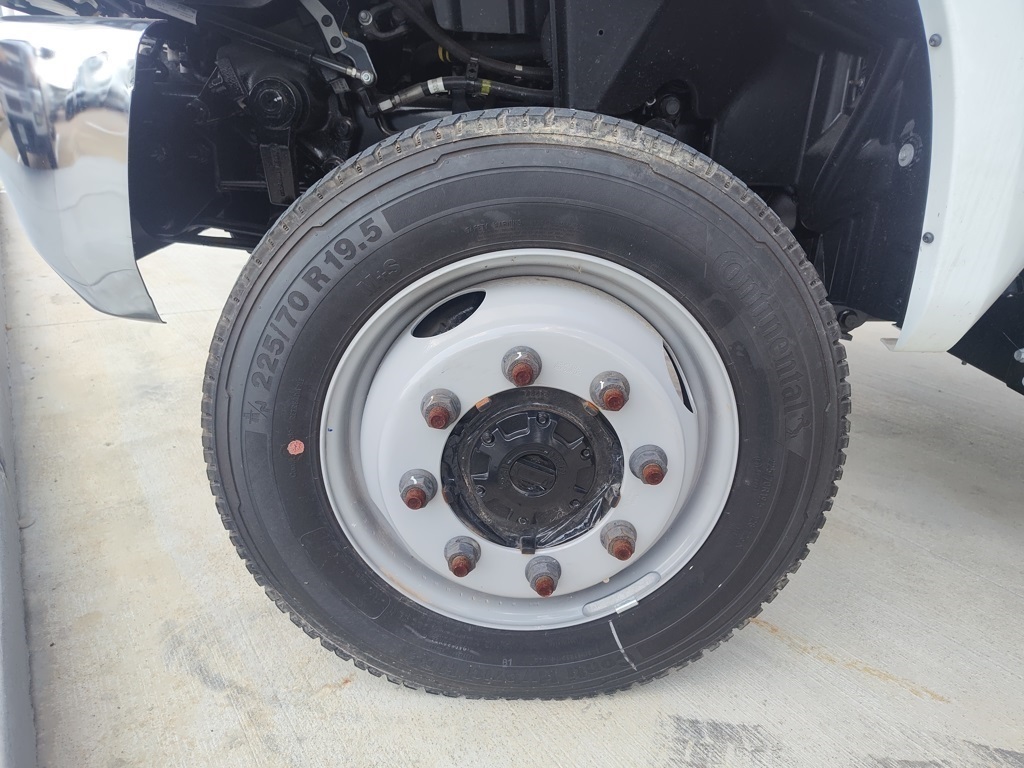 Vehicle image 18 of 21