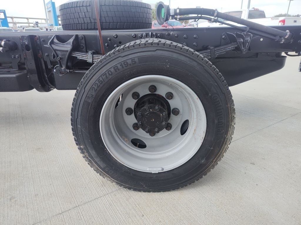 Vehicle image 17 of 21