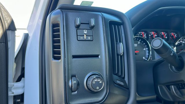Vehicle image 25 of 34