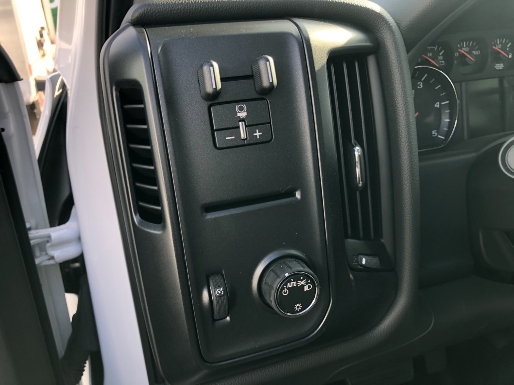 Vehicle image 15 of 18