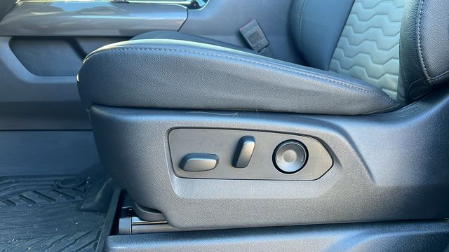 Vehicle image 21 of 34