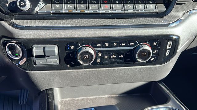 Vehicle image 25 of 34