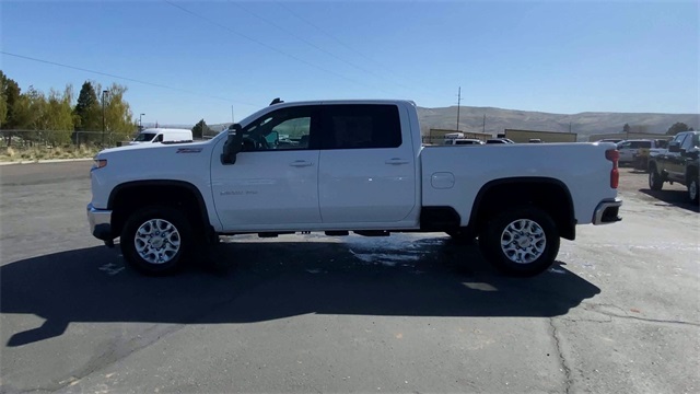 Vehicle image 8 of 10