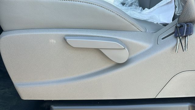 Vehicle image 40 of 51