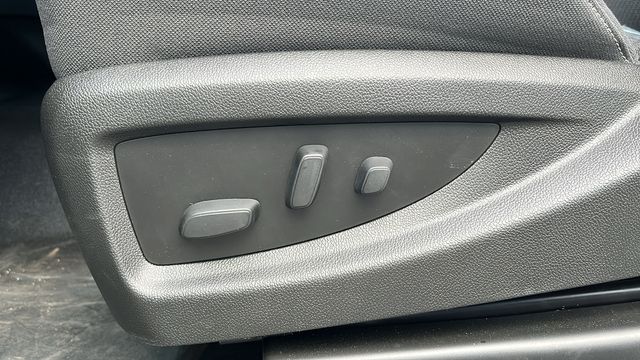Vehicle image 23 of 32