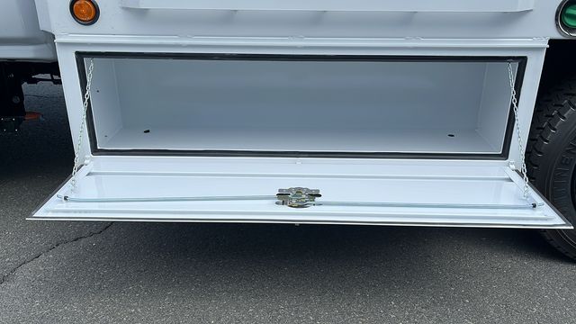 Vehicle image 13 of 32