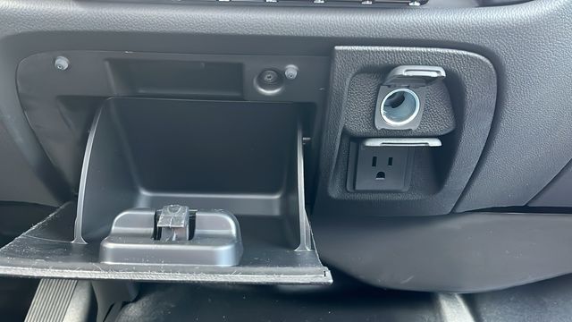 Vehicle image 28 of 32