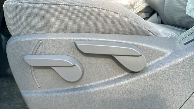Vehicle image 23 of 32