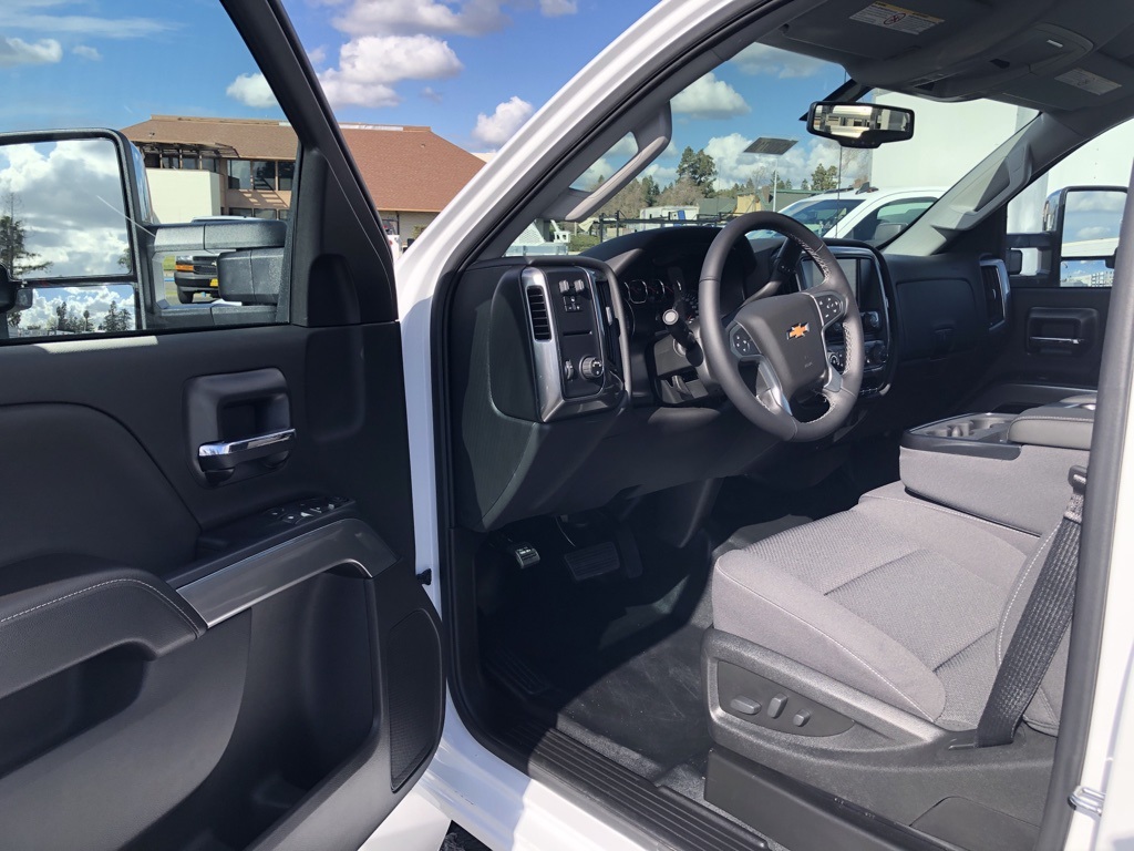 Vehicle image 25 of 32