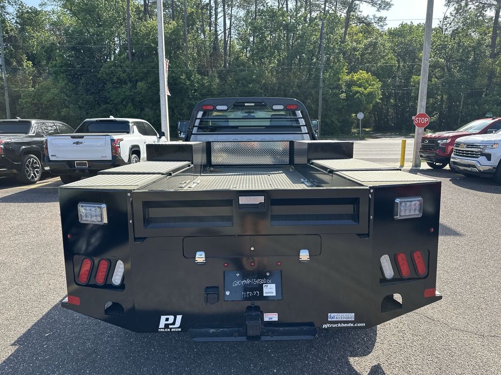 Vehicle image 21 of 28