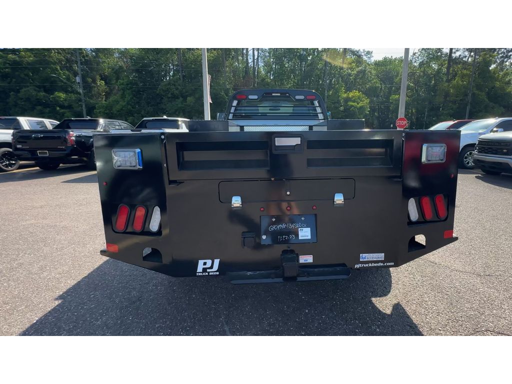 Vehicle image 13 of 28