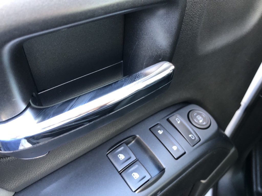 Vehicle image 17 of 19