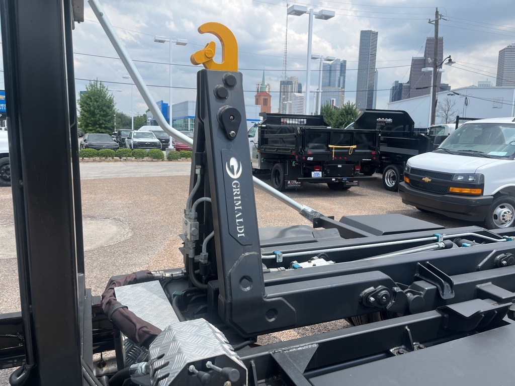 Vehicle image 14 of 18