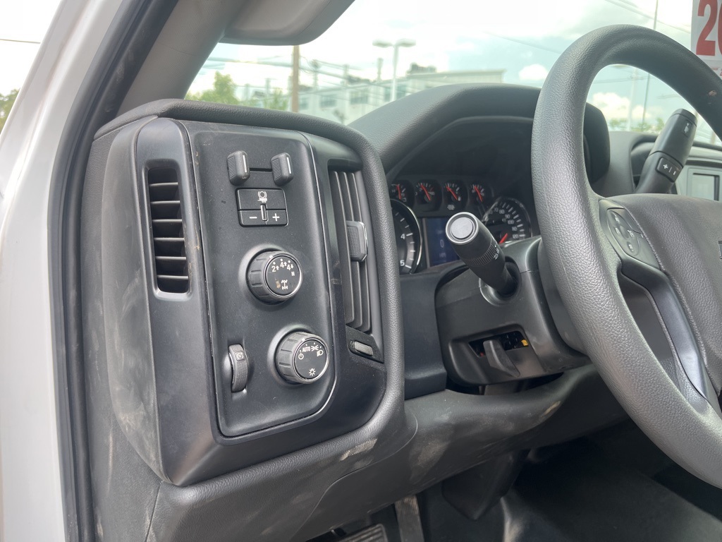 Vehicle image 17 of 18