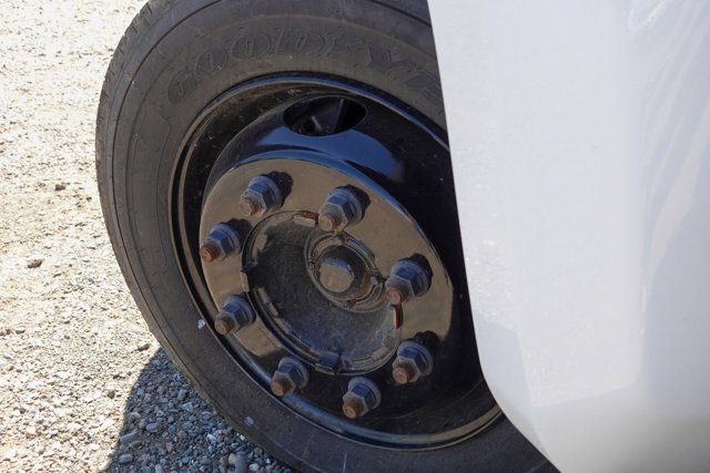 Vehicle image 13 of 23