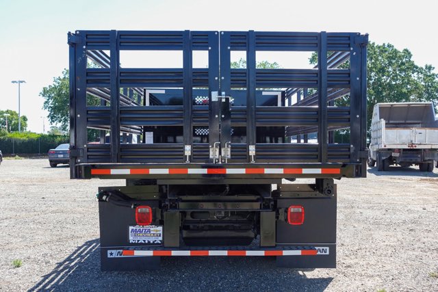 Vehicle image 10 of 23