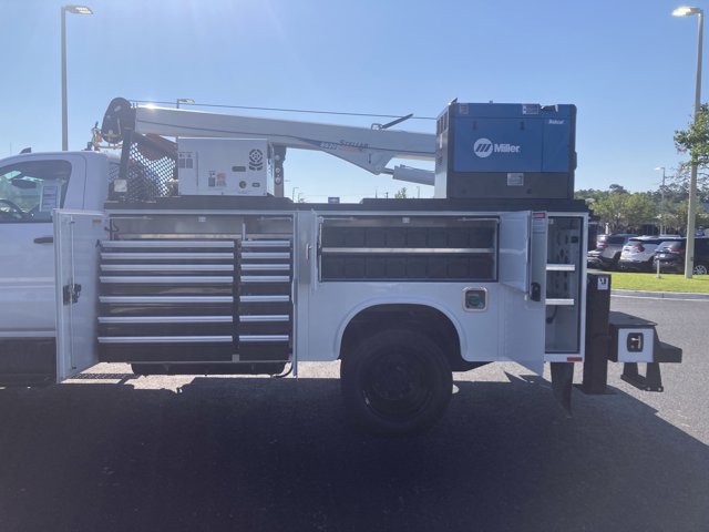 Vehicle image 4 of 32