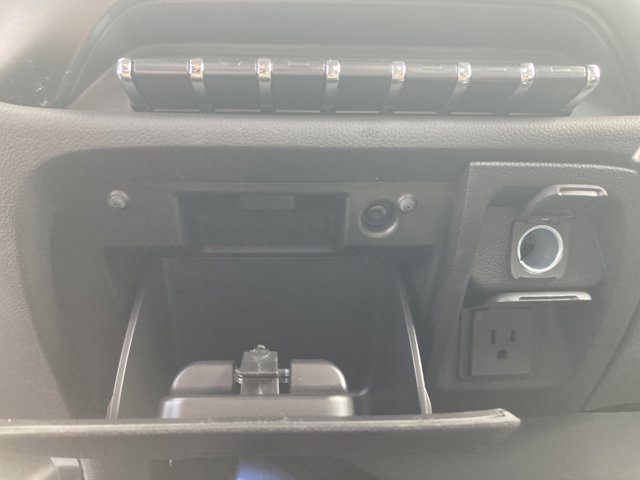 Vehicle image 27 of 32