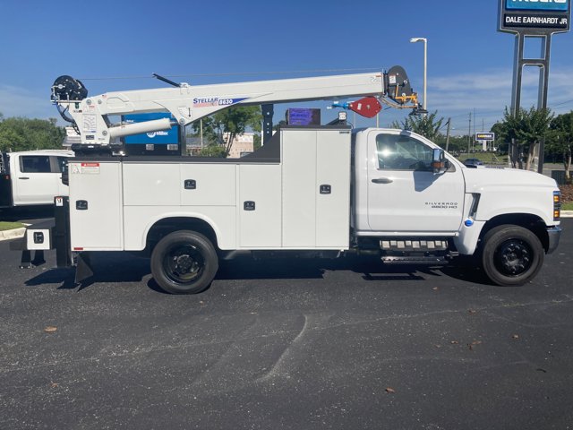 Vehicle image 2 of 32