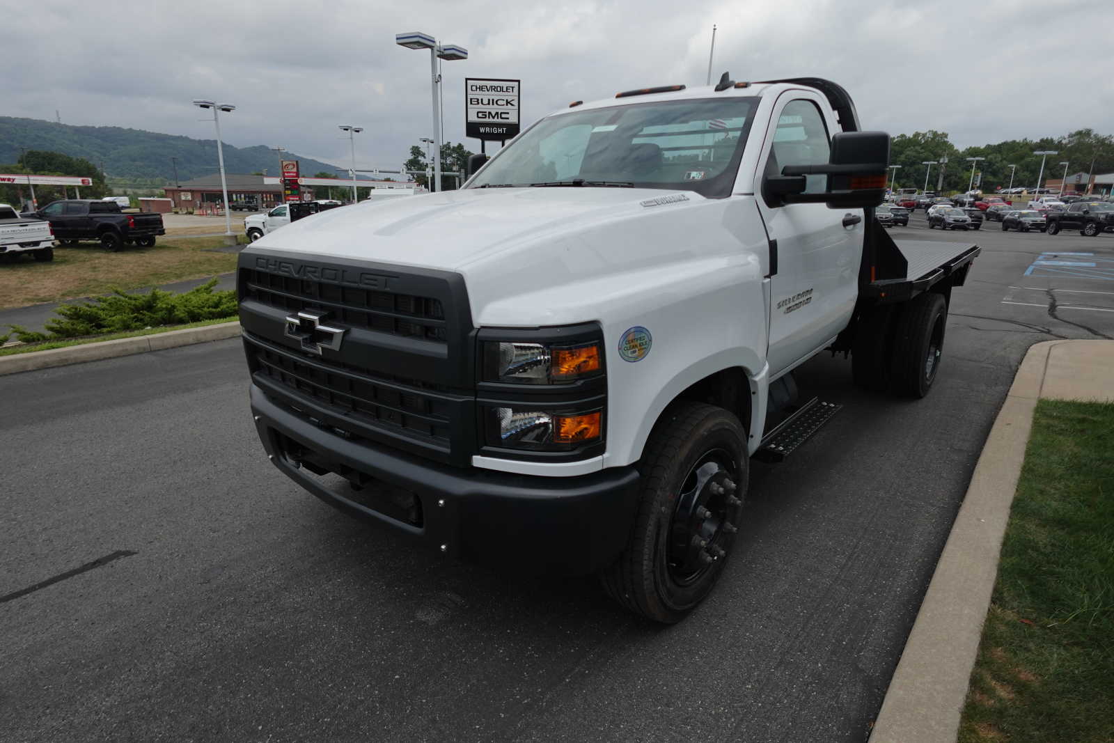 2023 Chevrolet Silverado MD LT Image 2 of 23