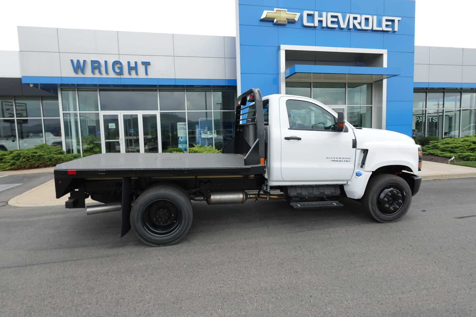 2023 Chevrolet Silverado MD LT Image 5 of 23