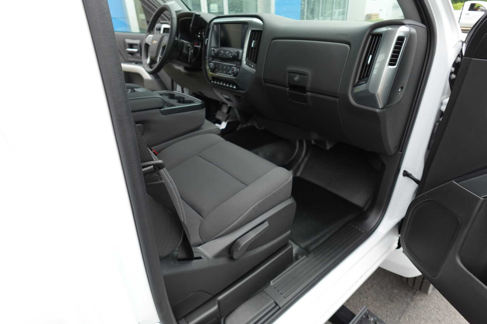 2023 Chevrolet Silverado MD LT Image 11 of 23