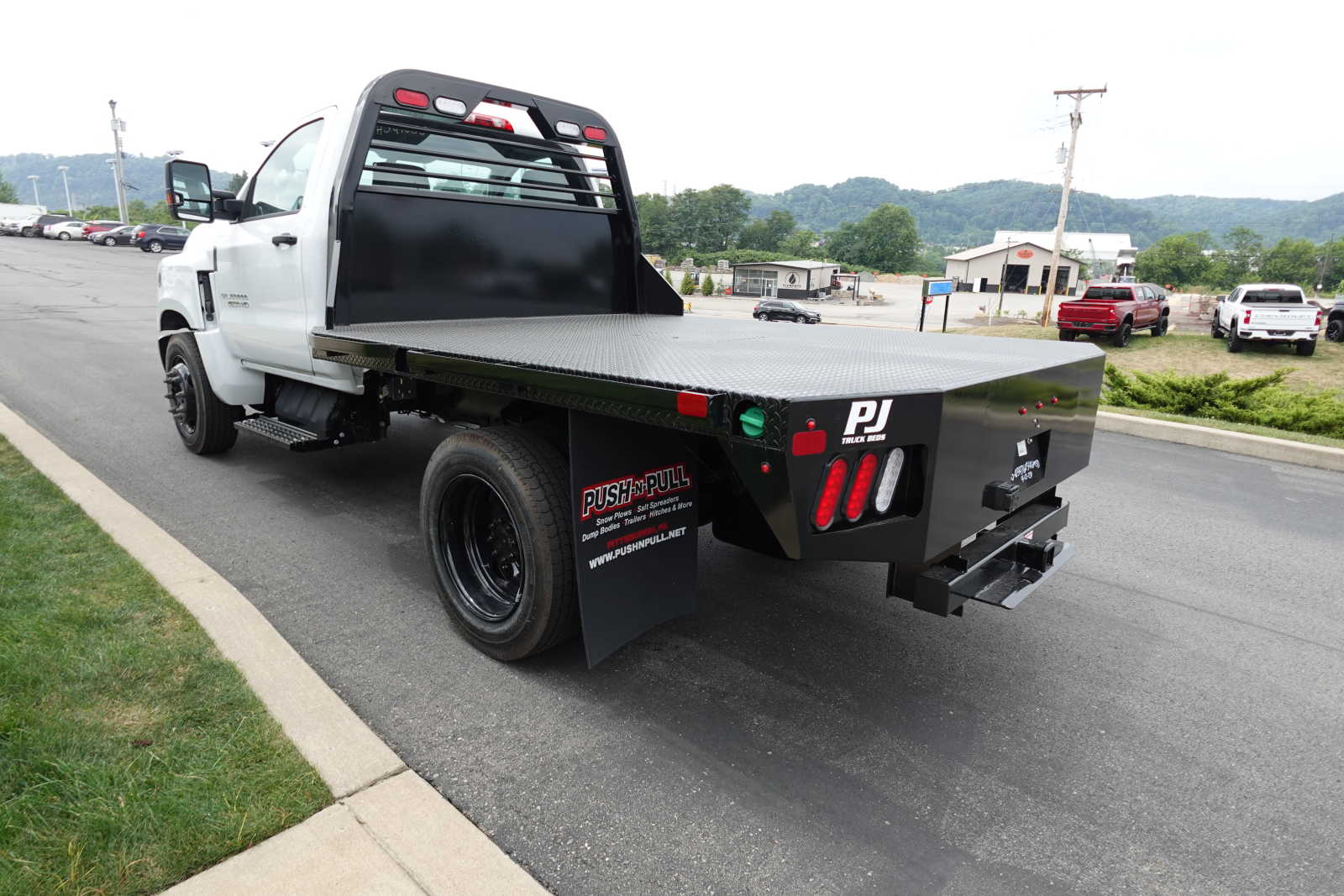 2023 Chevrolet Silverado MD LT Image 8 of 23
