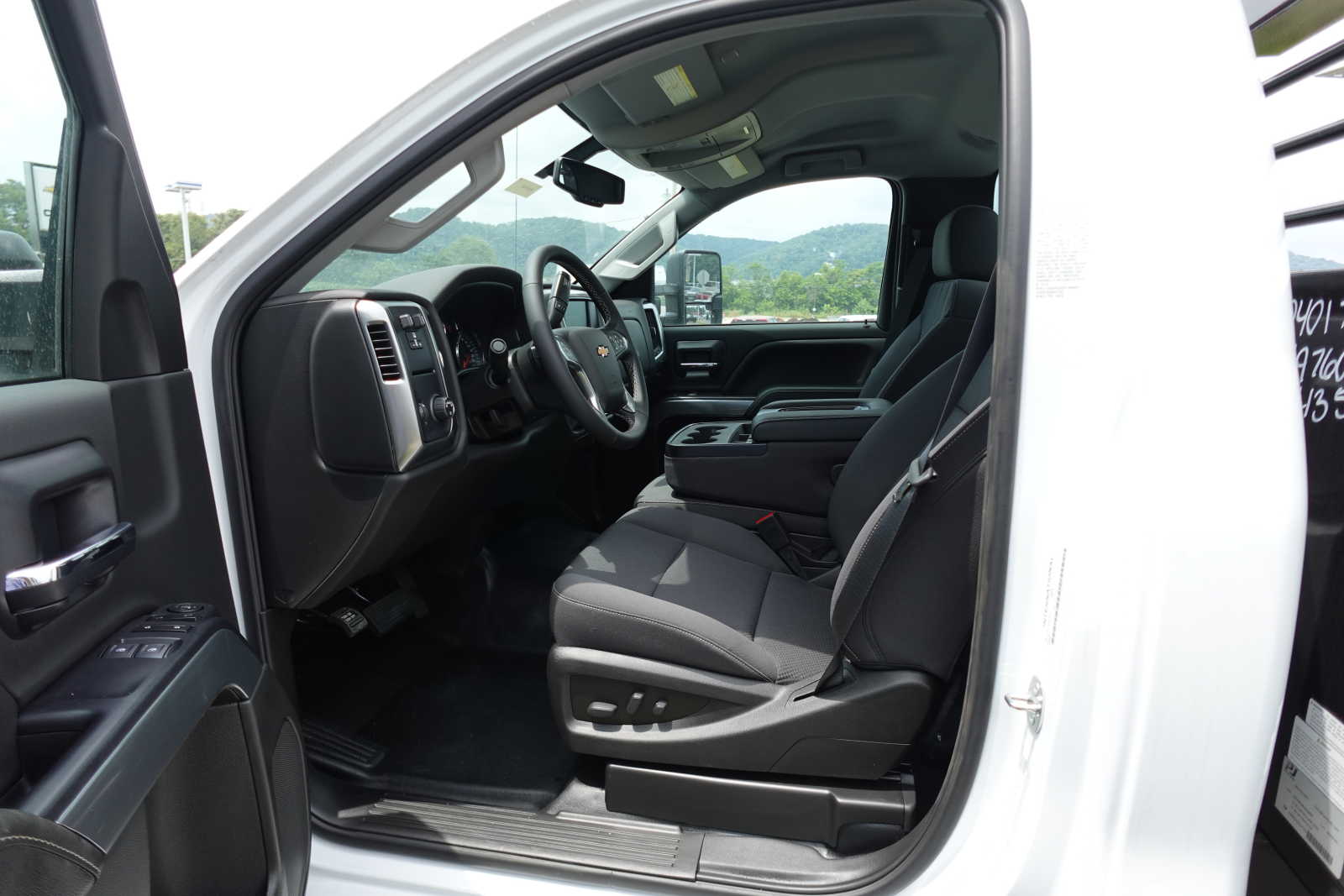 2023 Chevrolet Silverado MD LT Image 20 of 23