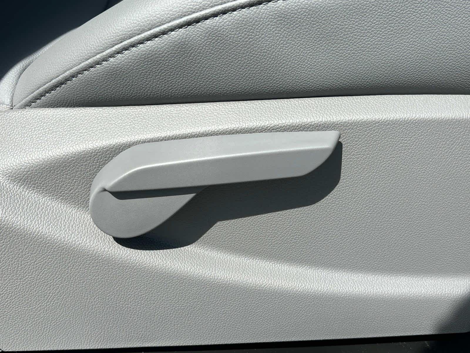 Vehicle image 27 of 38