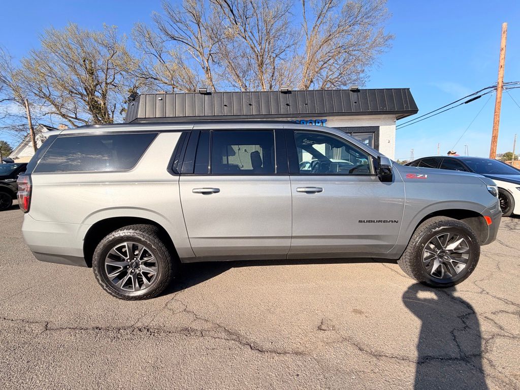 2023 Chevrolet Suburban Z71 Image 3 of 30
