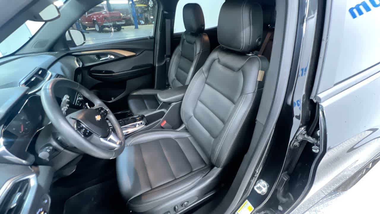 Vehicle image 14 of 43