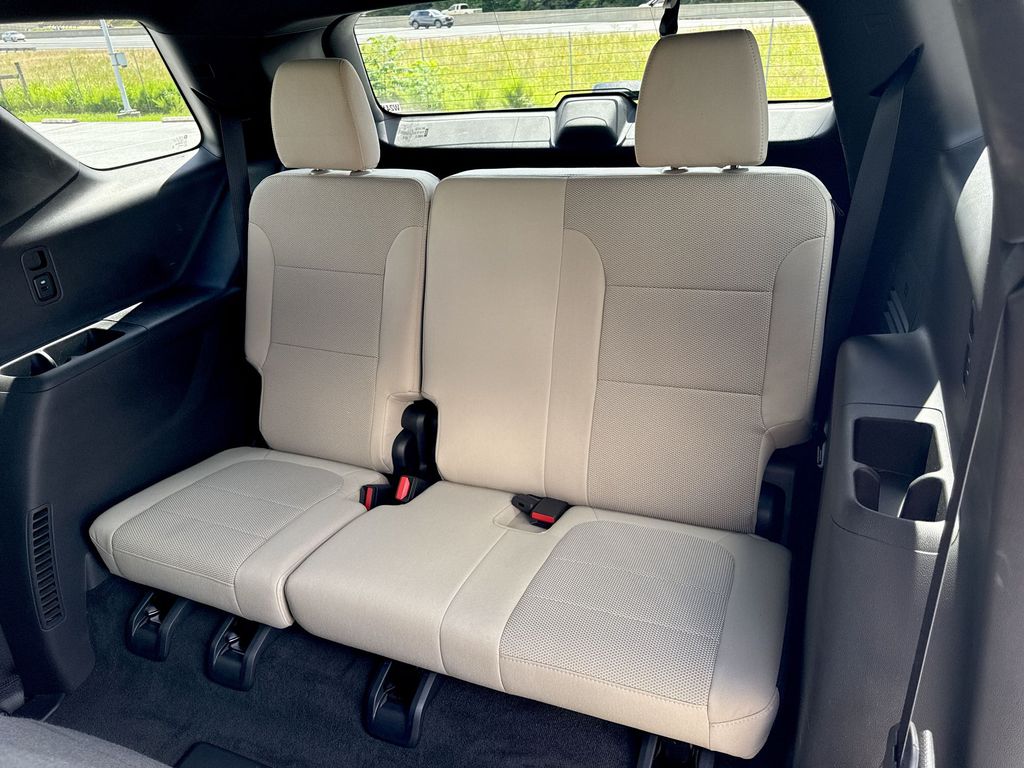 Vehicle image 14 of 27