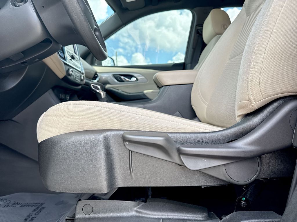 Vehicle image 24 of 27