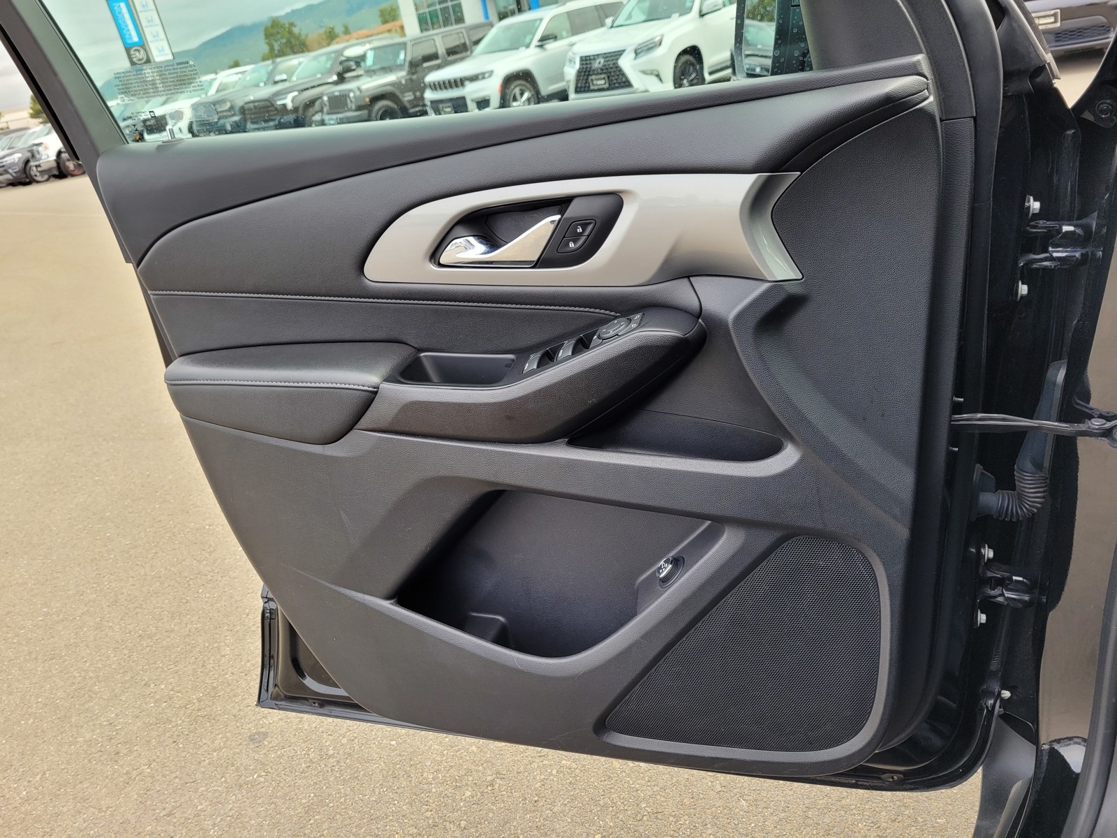 Vehicle image 17 of 27