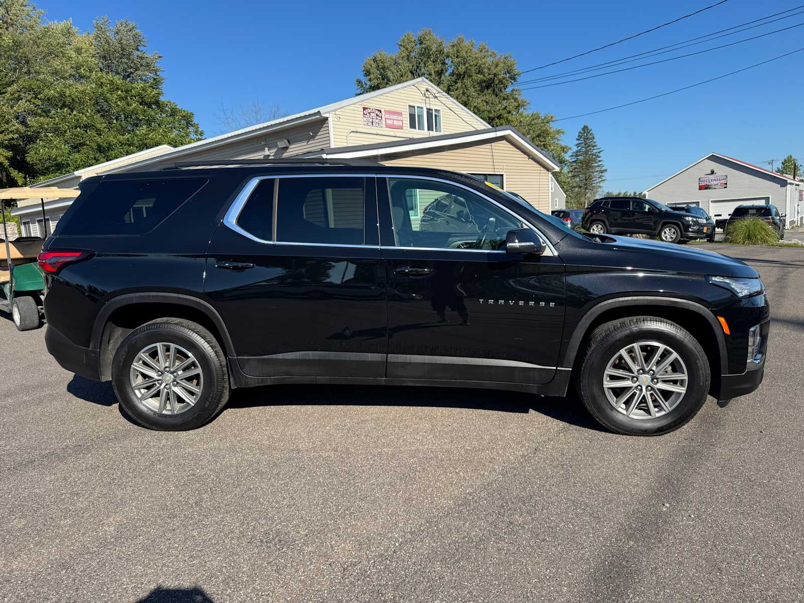 2023 Chevrolet Traverse LT Cloth Image 4 of 32