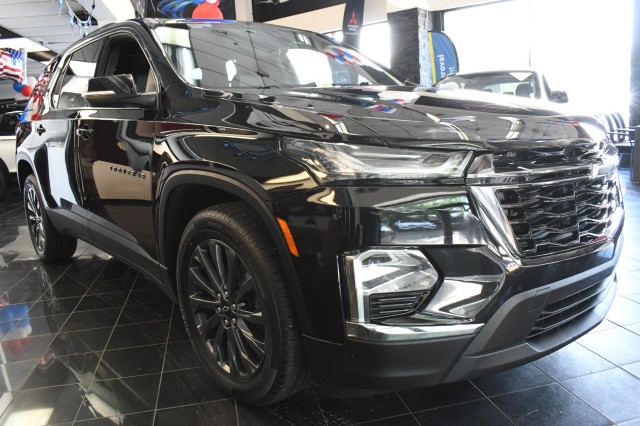 2023 Chevrolet Traverse RS Image 2 of 44