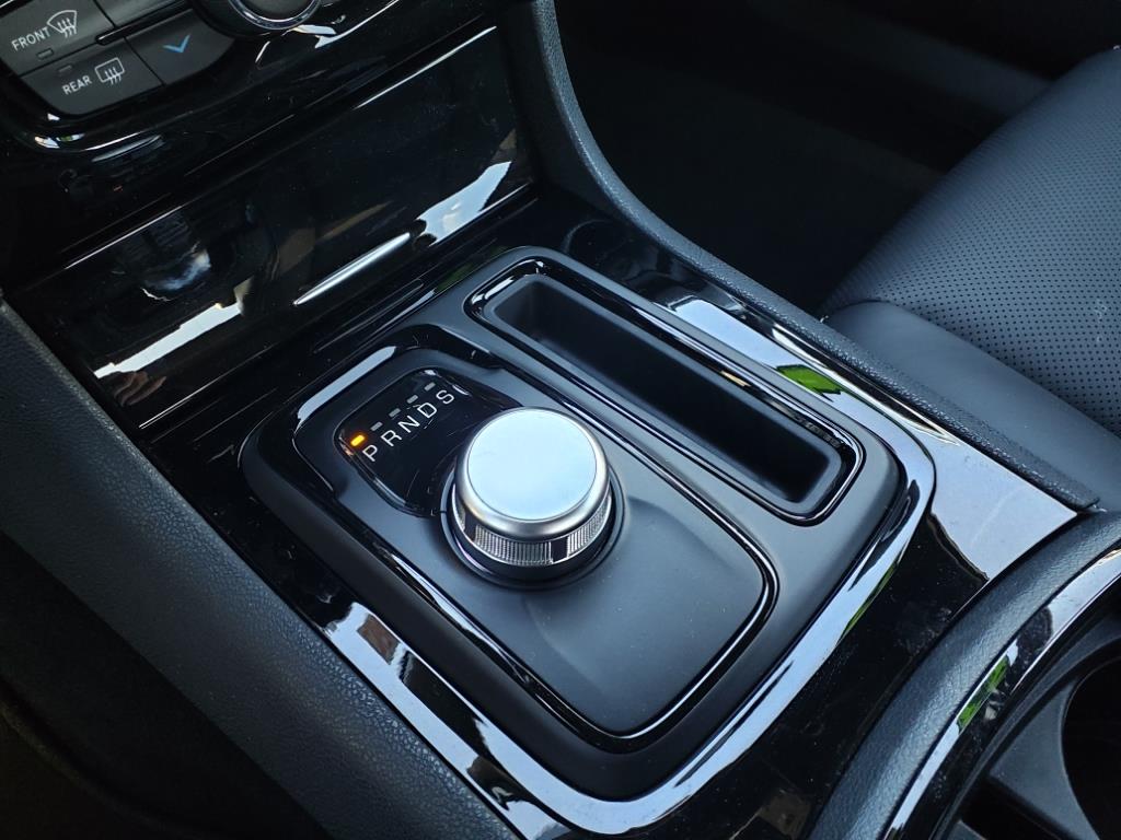 Vehicle image 25 of 33