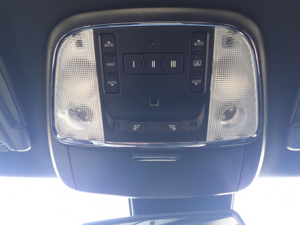 Vehicle image 27 of 33
