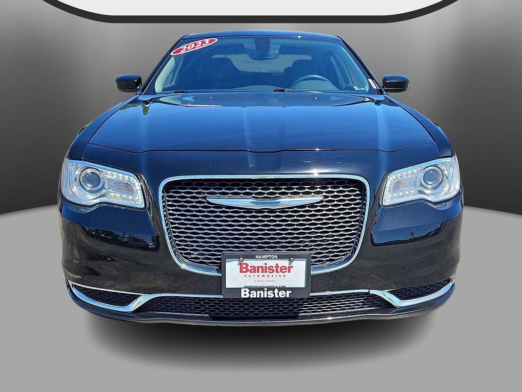 2023 Chrysler 300 Touring Image 2 of 31
