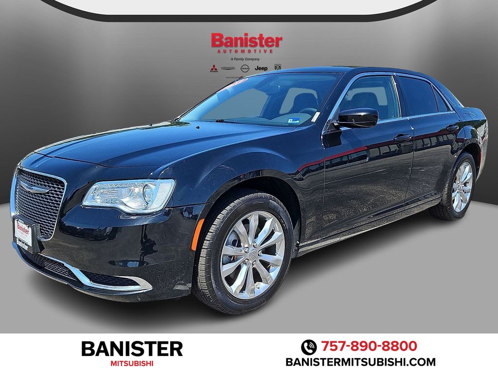 2023 Chrysler 300 Touring Image 1 of 31